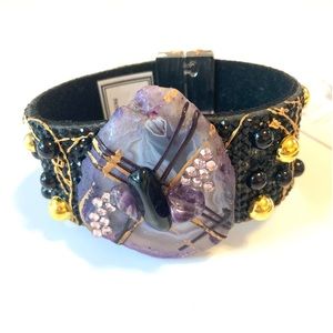 Agate bracelet with rhinestones and details of paints.